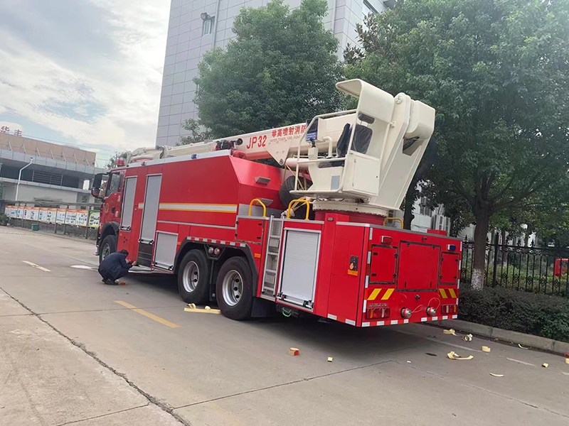 举高喷射消防车